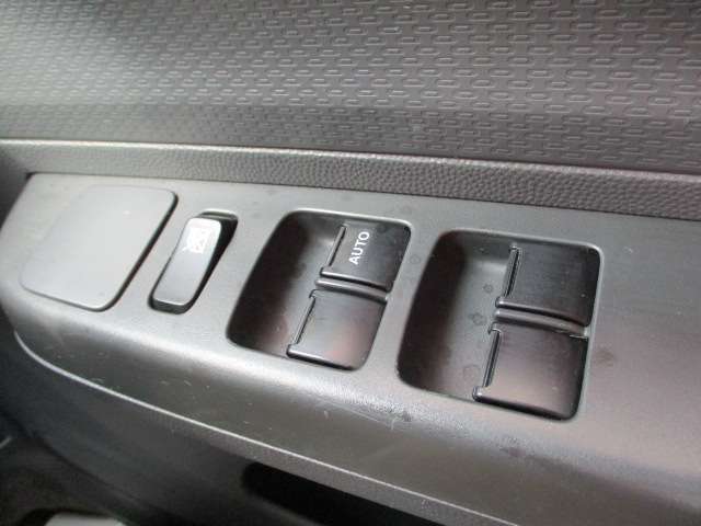ほぼ全車に保証付帯が出来る様、安心してお乗りいただける車を厳選して仕入れ・販売しております！走行距離の多い車両も御座いますが、不安であれば保証もお付け出来るので安心してご検討ください！