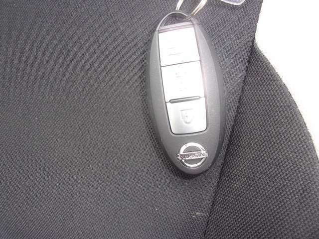 インテリジェントキーです。カバンやポケットに入れて持っているだけで、ボタン一つでドアを開閉できます。慣れると大変便利ですよ！