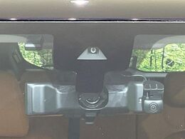 【インテリジェントエマージェンシーブレーキ】フロントカメラで前方の車両や歩行者を検知。衝突しそうな時は衝突被害軽減ブレーキが作動、衝突回避をサポート。より安全にドライブをお楽しみいただけます。