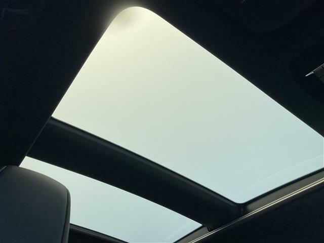 【調光パノラマルーフ】天井から太陽の穏やかな光や爽やかな風を取り込むことができる、トヨタの「サンルーフ」です！頭上のスイッチで開閉したり、調光/透過状態を切り替えたりすることができます。