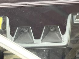 【スマートアシスト】走行中に前方の車両等を認識し、衝突しそうな時は警報とブレーキで衝突回避と被害軽減をアシスト。より安全にドライブをお楽しみいただけます。