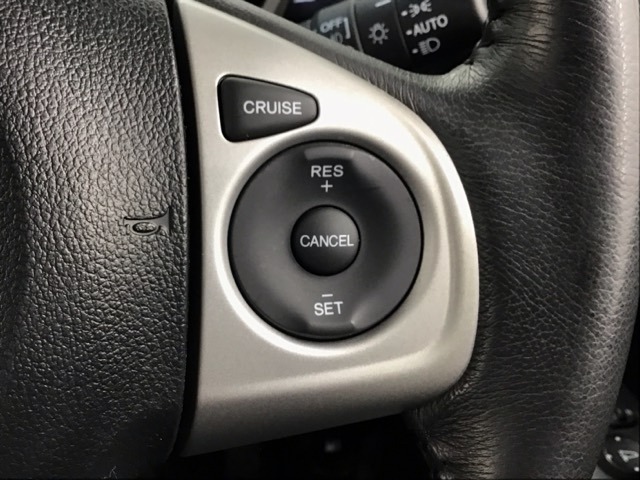 アクセルから足を離しても設定したスピードを保ち走行し、高速道路での疲労軽減に役立つクルーズコントロール付きです！