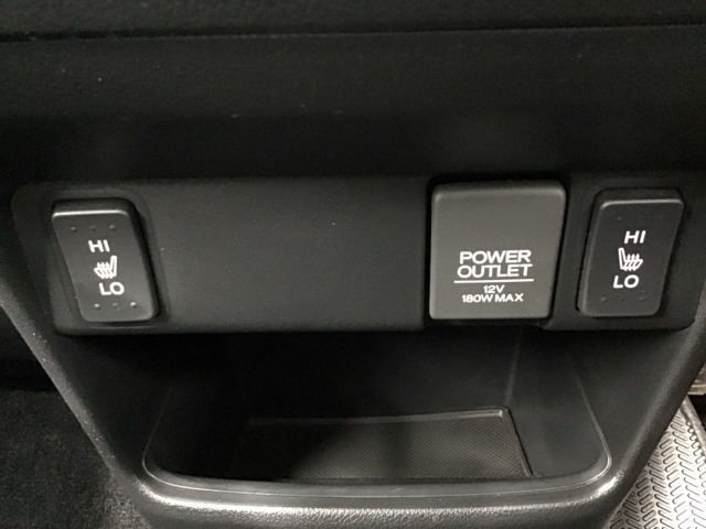 シートヒーター付きです！スイッチを押せば数秒で座面と背もたれが暖かくなり、寒い時期には嬉しい装備です！