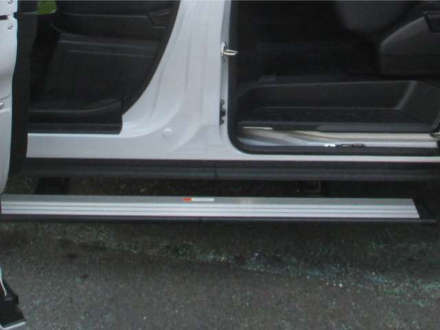 電動ステップがあって乗り降りラクラク