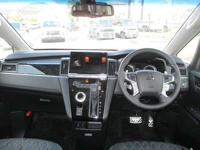 シフトレバーをダッシュパネルセンターに装備。運転席、助手席の足元すっきり！