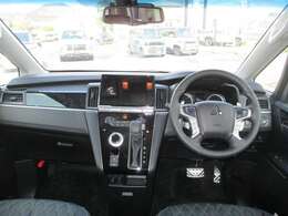 シフトレバーをダッシュパネルセンターに装備。運転席、助手席の足元すっきり！