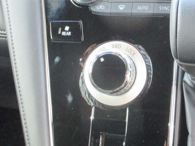 ダイヤルスイッチで2WD、4WD切り替えが簡単に出来ます