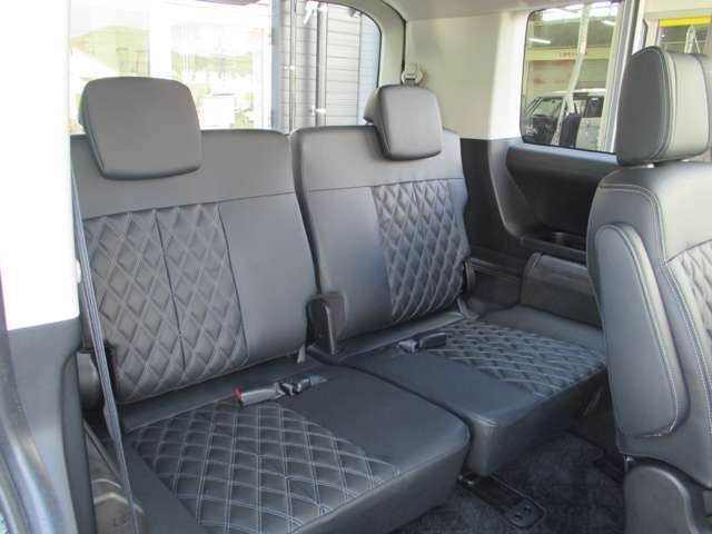 サードシートは5対5でスライド＆跳ね上げが可能　　使い勝手でアレンジ