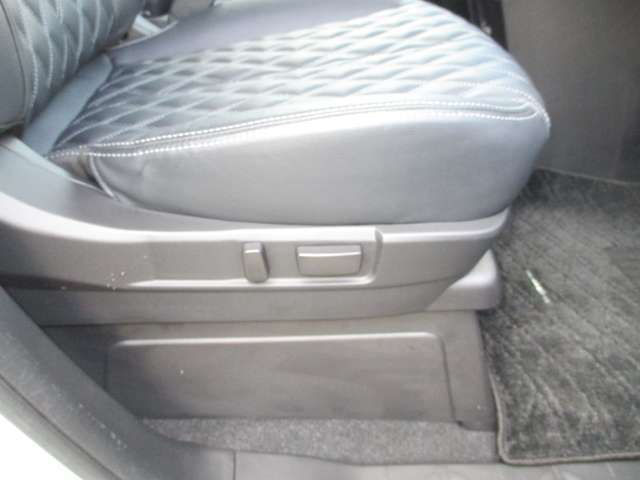 電動シートで自分好みの高さに調整出来ます