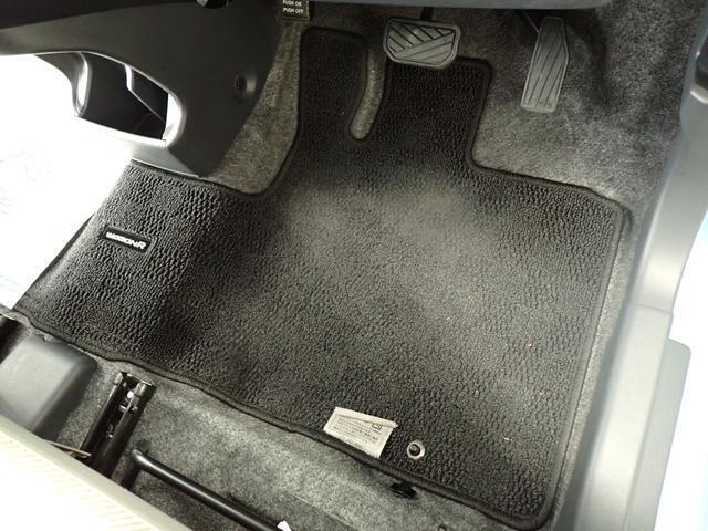 足元にフロアマットを装着しています。水分を吸収してくれるので、雨の日でも滑りにくいです☆