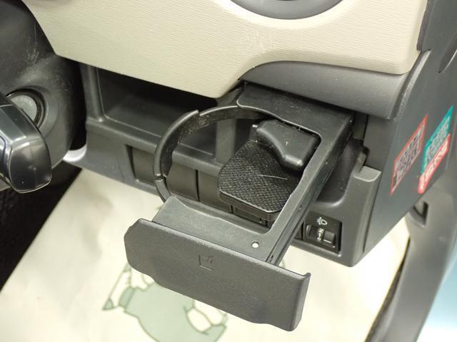 引き出し式のドリンクホルダーがあります。