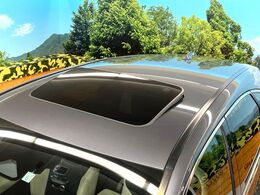 【サンルーフ】開放感たっぷりの希少装備、サンルーフが装着されています！車内に明かりを取り入れたり景色を楽しむ以外にも、車内の空気も簡単に換気できて快適です！