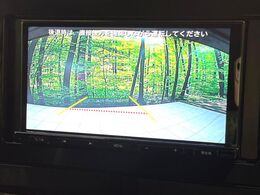 【バックカメラ】駐車時に後方がリアルタイム映像で確認できます。大型商業施設や立体駐車場での駐車時や、夜間のバック時に大活躍！運転スキルに関わらず、今や必須となった装備のひとつです！
