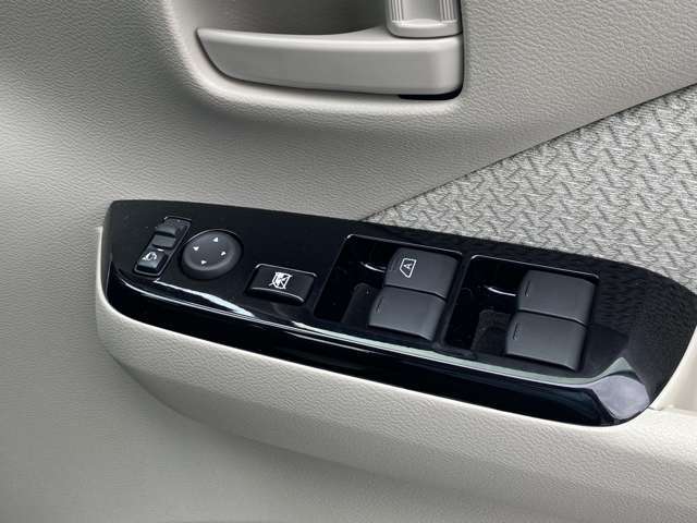 運転席側には、集合スイッチがあります.上からドアミラー開閉・鏡面上下左右調整スイッチ・ドア開閉スイッチ・ドアガラス開閉スイッチ等が並んでます.