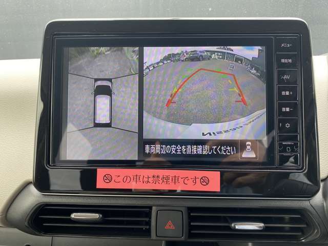 上からまる見え！アラウンドビューモニターの画像です。純正ナビに映してあります。お車を真上から見たような映像をミラーやナビ画面に映し出す事によって、車両の周囲を確認し、駐車時や発進時の運転をサポート。