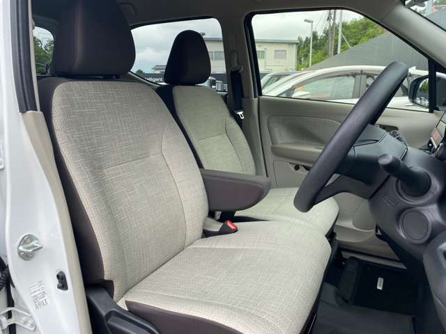 前席の画像です。実際に座って、乗り心地を体験してみてください。右下にあるレバーで、高さも調整できますよ♪