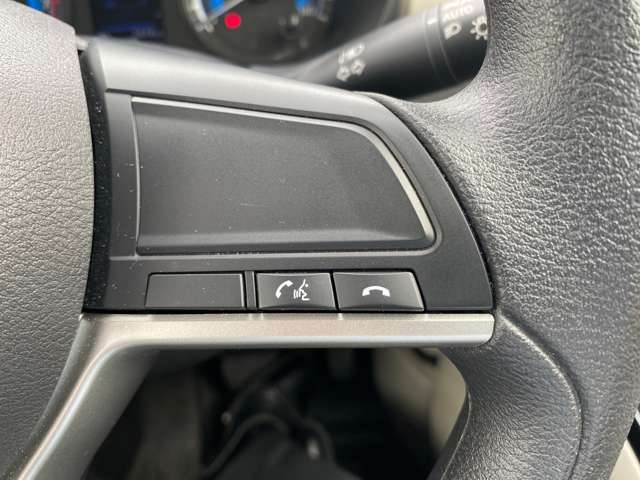 ステアリング右側です。携帯電話のハンズフリースイッチが並びます。