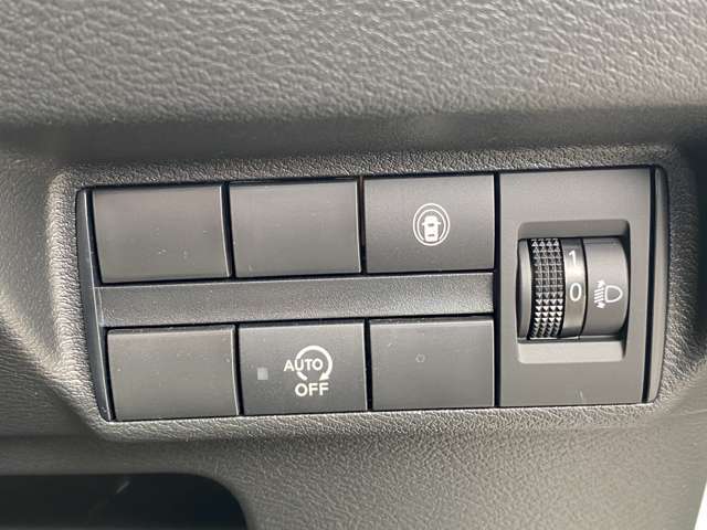 【アイドリングストップ】信号待ち等で、停車させると自動的にエンジンを停止し、再び走行するときは自動的にエンジンを始動することで、排気ガスの発生や騒音を抑制するとともに燃費を向上。キャンセルも出来ます。