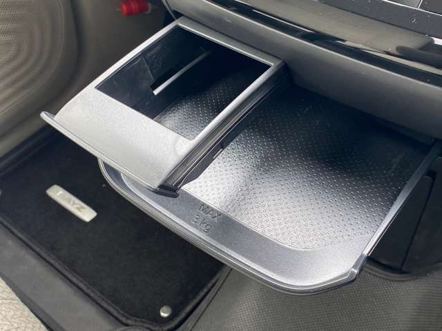 インストセンターロアBOX・グローブBOX・カップホルダー付きインストセンタースライドトレイ等、車内に持ち込んだ小物やドリンクが片付く収納も充実です。