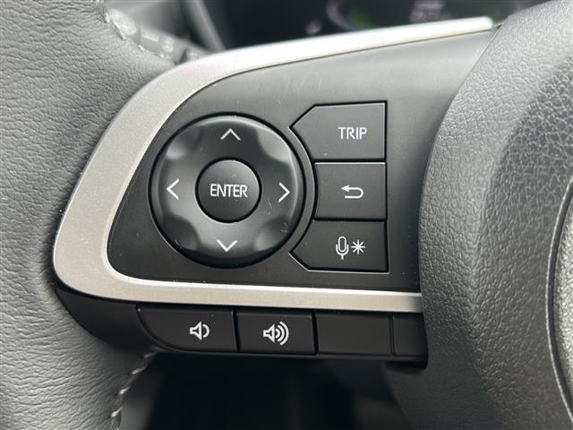 【ステアリングスイッチ】手元のボタンから、オーディオやナビなどの操作ができるので、よそ見をせずに安全に運転に集中できます！