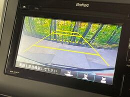 【バックカメラ】駐車時に後方がリアルタイム映像で確認できます。大型商業施設や立体駐車場での駐車時や、夜間のバック時に大活躍！運転スキルに関わらず、今や必須となった装備のひとつです！