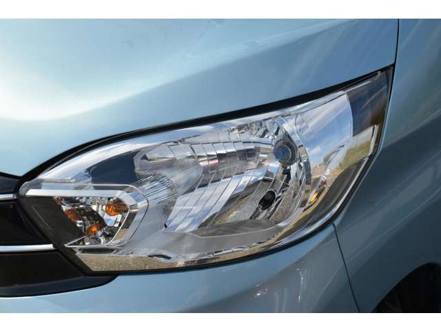 【車の匂いどうにかなりますか？】当店はオゾン発生機を導入しておりオゾンの力で臭いの元を酸化分解させ根本から対処致します。オゾンは除菌効果もあるそうです。お客様のご要望に出来る限り努力をさせて頂きます。