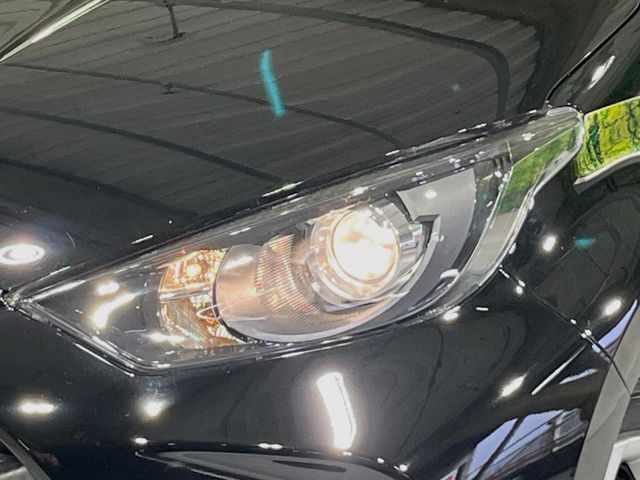 【アダプティブハイビーム】遠くまで明るく照らすハイビームを先行車や対向車に照射しない様、自動で調整！毎回手動で切り替える必要がなく、夜間走行時のストレスも軽減。安全性向上にも寄与します。