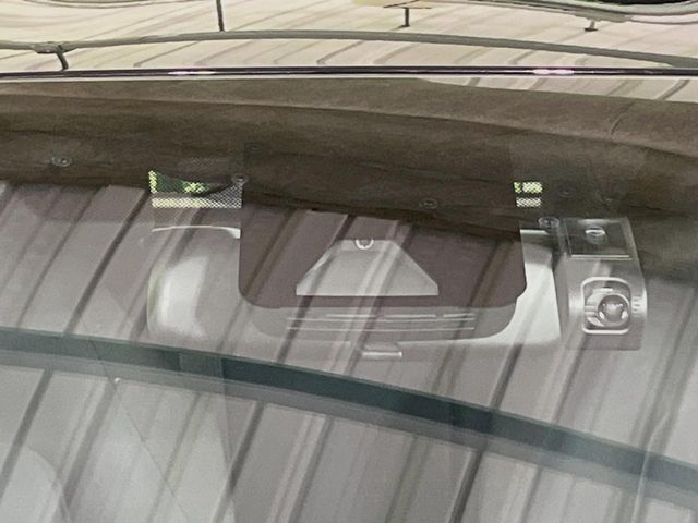 【トヨタセーフティセンス】走行中に前方の車両等を認識し、衝突しそうな時は警報とブレーキで衝突回避と被害軽減をアシスト。より安全にドライブをお楽しみいただけます。