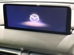 【10.5インチマツダコネクト】車内の雰囲気にマッチした大型ディスプレイ。スマホ接続でのナビ使用やBluetooth再生等、様々な機能が楽しめます。直感的なダイヤル操作が可能で、使い勝手も良好です。
