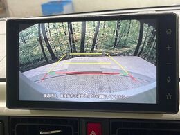 【バックカメラ】駐車時に後方がリアルタイム映像で確認できます。大型商業施設や立体駐車場での駐車時や、夜間のバック時に大活躍！運転スキルに関わらず、今や必須となった装備のひとつです！