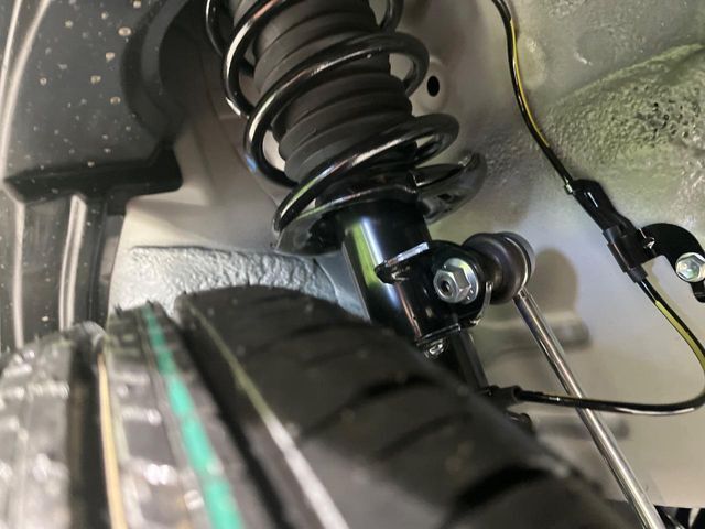 お車を安心してお乗りいただく為には、足回りの定期点検が欠かせません。サービスサポート（有償保証）では無料点検もご提供しており、安心のカーライフをお過ごしいただけるサポート体制が整っています。