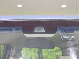 【ホンダセンシング】走行中に前方の車両等を認識し、衝突しそうな時は警報とブレーキで衝突回避と被害軽減をアシスト。より安全にドライブをお楽しみいただけます。