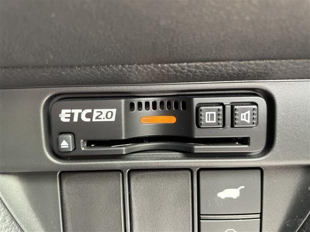 【ETC】有料道路を利用する際に料金所で停止することなく通過できる、ETC車載器（ノンストップ自動料金収受システム機器）が装備されています。セットアップを行うことで利用可能になります。