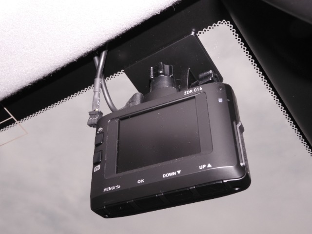 ◆ドライブレコーダー◆映像・音声などを記録する自動車用の装置です。　もしもの事故の際の記録はもちろん、旅行の際の思い出としてドライブの映像を楽しむことができます。