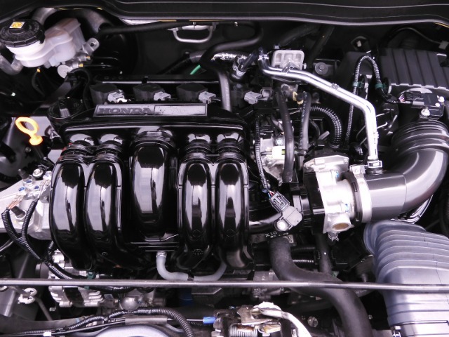 エンジンは車の心臓部分です。このエンジンルームが汚いとトラブルの基になります。当店は専用の液剤を使って徹底的に綺麗にします。