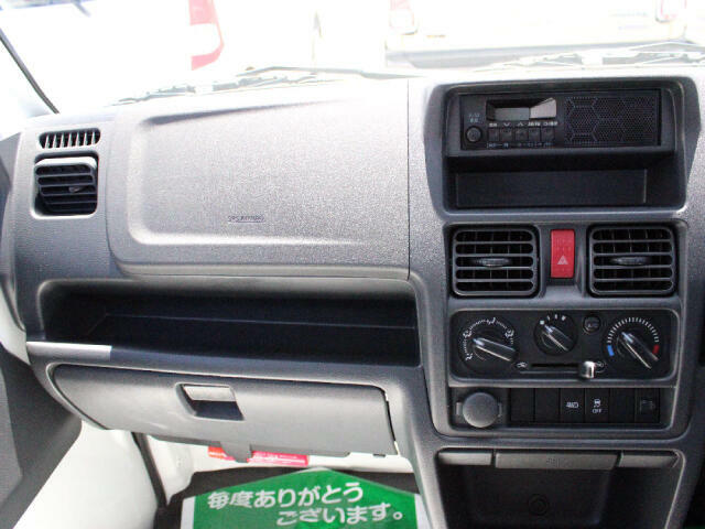 助手席のインパネトレイは長めの物の収納に、グローブボックスは車検証や取扱説明書の収納に適しています。
