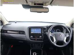 操作性の良いインパネ周りです。フルオートエアコンを装備しています。