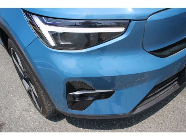 ひときわ印象的なT字型のLEDヘッドライトは、新世代のボルボを象徴するユニークなアイコンとなっています。LEDデイタイム・ランニング・ライトやポジションライト、ウインカーの役割も果たします。