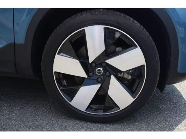 ボルボ純正の5スポークフロント：8.0J×20インチ リア：9.0J×20インチ ダイヤモンドカット/ブラックアルミホイール装着。