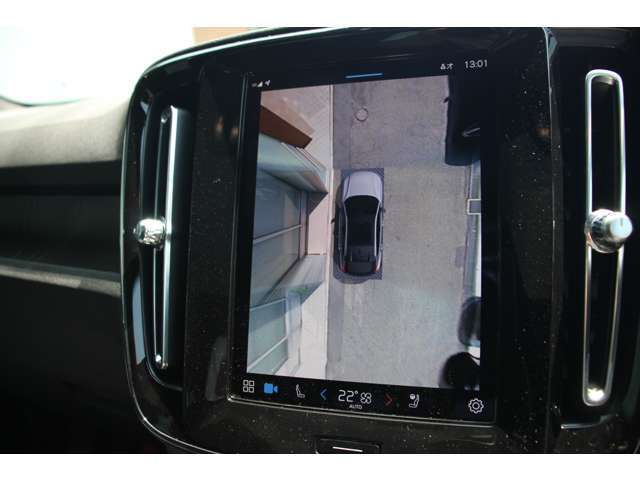 リアカメラによる後方の確認だけでなく、真上から見下ろすバードアイ映像を映し出す360度ビューカメラで、自車周辺の詳細な状況を確認できます。見通しが悪く狭い場所で車を取り回す際には心強い味方となります