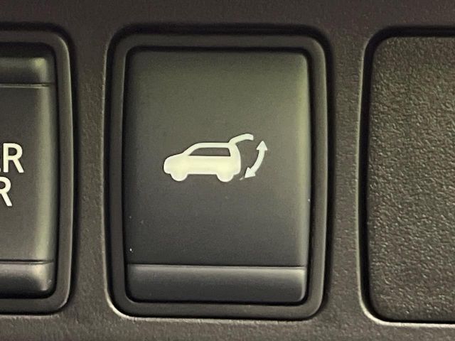 【パワーバックドア】スマートキーや運転席のボタンを押すだけでリアゲートが自動で開閉します！荷物を持っている時や、高い位置にあるバックドアを閉める際に便利な機能です♪