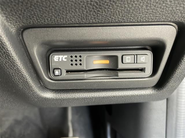 【ETC】有料道路を利用する際に料金所で停止することなく通過できる、ETC車載器（ノンストップ自動料金収受システム機器）が装備されています。セットアップを行うことで利用可能になります。