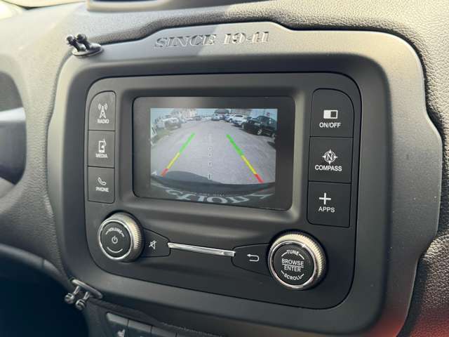 【バックカメラ】駐車時に後方がリアルタイム映像で確認できます。大型商業施設や立体駐車場での駐車時や、夜間のバック時に大活躍！運転スキルに関わらず、今や必須となった装備のひとつです！