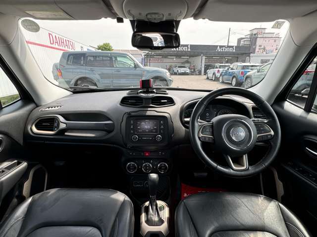 【室内】コックピット。車内もキレイで嫌な臭いもありません！ご納車後の臭いが付きにくくなる「空気触媒コーティング」もあります。