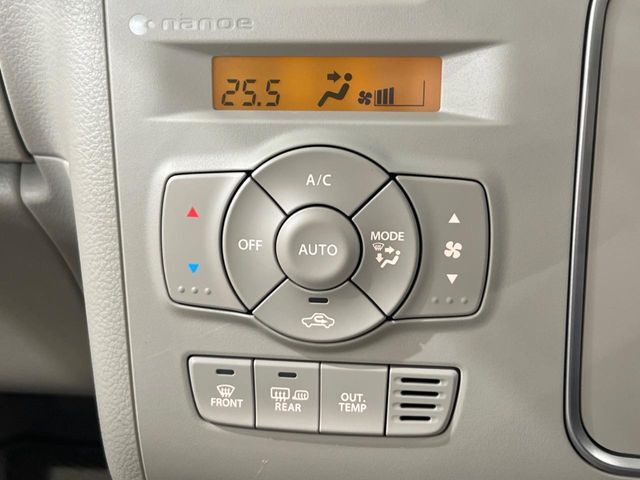 【キーレススタートシステム】カバンやポケットに入れたままでもドアの施錠・解錠が可能なスマートキーを装備。エンジンのオン・オフ時もカギを取り出す必要が無いからとっても便利です♪