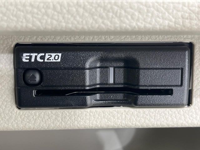 【大画面ナビ】人気の大型8インチナビを装備。存在感のある大画面はインパクト大！ナビ利用時のマップ表示は見やすく、テレビやDVDは臨場感がアップ！いつものドライブがグッと楽しくなります♪