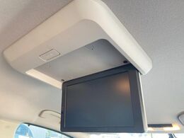 【フリップダウンモニター】大画面モニターで後席でもエンタメをお楽しみいただけます。小さなお子様にも大人気の装備です♪
