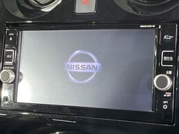 【純正ナビ】人気の純正ナビを装備しております。ナビの使いやすさはもちろん、オーディオ機能も充実！キャンプや旅行はもちろん、通勤や買い物など普段のドライブも楽しくなるはず♪