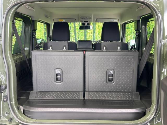 普段のお買い物や通勤、送迎等に十分な荷室スペースを確保しております。セカンドシートを倒すと、大きな荷物の積載も可能です♪