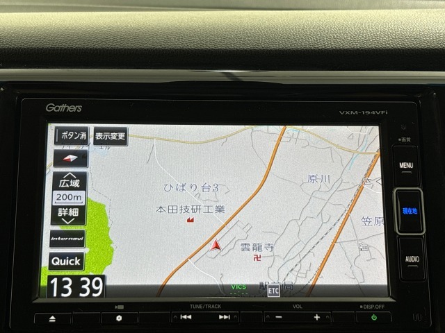 ダッシュボードに自然に溶け込むようにデザインされた純正メモリーナビゲーション。